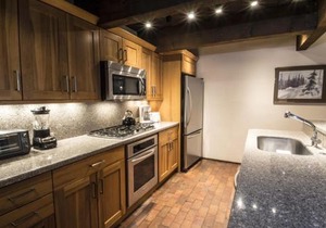 Cottonwoods Unit 1F, Stylish Condo with Excellent West End Location, Wood-Burning Fireplace