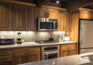 Cottonwoods Unit 1F, Stylish Condo with Excellent West End Location, Wood-Burning Fireplace