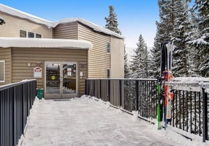 Cozy, Clean, DIRECT Ski-in Ski-Out Top-Floor Studio at Iron Horse