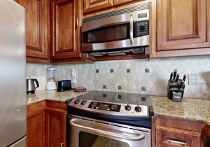 Cozy condo with fireplace, pool & hot tub - steps to ski shuttle