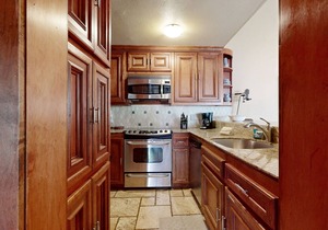 Cozy condo with fireplace, pool & hot tub - steps to ski shuttle