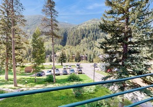 Cozy condo with fireplace, pool & hot tub - steps to ski shuttle