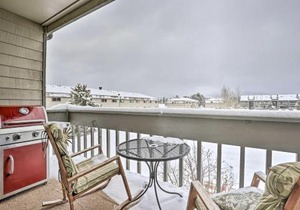 Cozy Fraser Condo with Balcony Walk to Ski Shuttle!