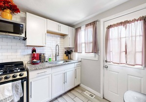 Cozy King Bed Hideaway Near Top Concerts & Sports
