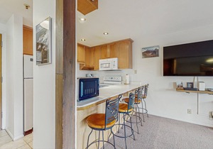 Cozy ski-in/ski-out condo with pool in summer & hot tub, year round
