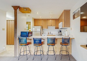 Cozy ski-in/ski-out condo with pool in summer & hot tub, year round
