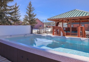 Cozy South Fork cabin with kitchen, shared grill, and free WiFi - dogs welcome