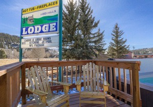 Cozy South Fork cabin with kitchen, shared grill, and free WiFi - dogs welcome