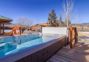 Cozy South Fork cabin with kitchen, shared grill, and free WiFi - dogs welcome
