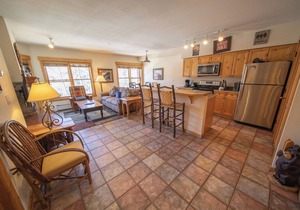 Cozy Unit with private laundry and hot tub