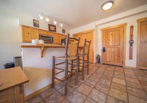 Cozy Unit with private laundry and hot tub
