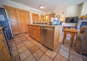 Cozy Unit with private laundry and hot tub