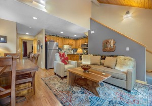 Creekside Condos C (Private Hot tub) River Views!
