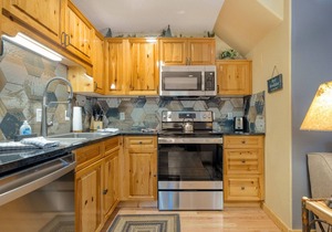 Creekside Condos C (Private Hot tub) River Views!