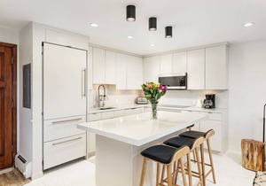 Distinctive Snowmass Shadowbrook Condo. Mountain View! Pool/Hot Tub, Bonus Sleeping Den, FP, Balcony