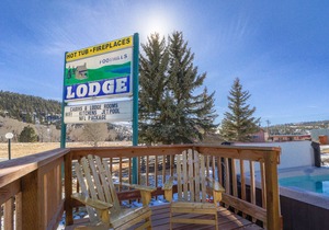 Dog-friendly cabin w/ shared grill & great location - walk to dining & shopping