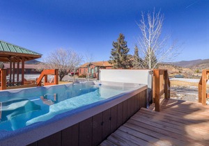 Dog-friendly cabin w/ shared grill & great location - walk to dining & shopping