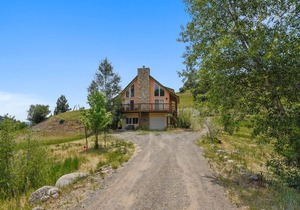 Dog-friendly lower level duplex w/entertainment - convenient downtown location