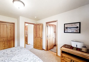 Dog-Friendly Townhome w/Balconies, Private Hot Tub, Mountain Views