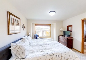 Dog-Friendly Townhome w/Balconies, Private Hot Tub, Mountain Views