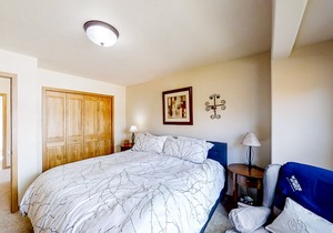 Dog-Friendly Townhome w/Balconies, Private Hot Tub, Mountain Views