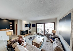 Downtown condo on Main Street with gas fireplace & balcony, near skiing