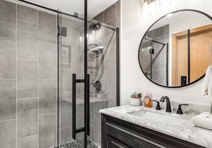 Downtown condo on Main Street with gas fireplace & balcony, near skiing