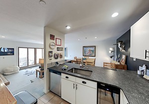 Downtown condo on Main Street with gas fireplace & balcony, near skiing