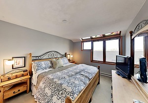 Downtown condo on Main Street with gas fireplace & balcony, near skiing