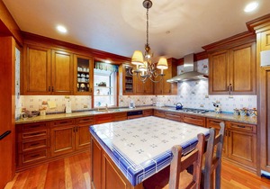 Elegant Aspen townhouse with an inviting deck, fireplace, and washer/dryer