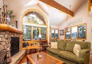 Elk Ridge 430 Townhome: Hot Tub, Easy Access to Shuttle/Skiing!