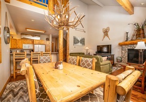 Elk Ridge 430 Townhome: Hot Tub, Easy Access to Shuttle/Skiing!