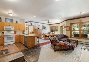 Extra Large Condo, Amazing Views, Community Hot Tub - Quick Walk to Slopes!