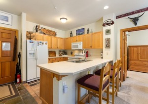 Extra Large Condo, Amazing Views, Community Hot Tub - Quick Walk to Slopes!