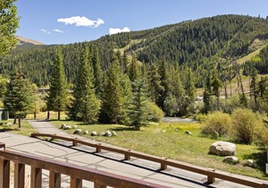Extra Large Condo, Amazing Views, Community Hot Tub - Quick Walk to Slopes!