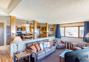 Family-Friendly Condo w/Private Hot Tub, Shared Outdoor Pool, and Free WiFi