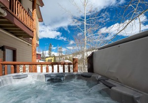 ☆ Family Friendly Downtown Townhome | Private Hot Tub & Decks | Walk To Everything