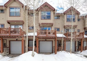 ☆ Family Friendly Downtown Townhome | Private Hot Tub & Decks | Walk To Everything
