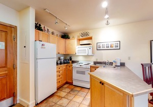 Family-friendly mountain retreat with shared pool and hot tub - walk to gondola