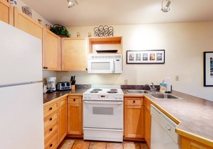Family-friendly mountain retreat with shared pool and hot tub - walk to gondola
