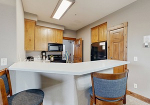 Family home w/private washer/dryer, free WiFi, shared hot tub, & gas fireplace