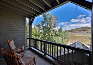 Family home w/private washer/dryer, free WiFi, shared hot tub, & gas fireplace
