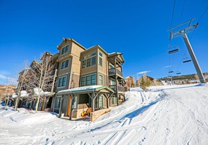 Family home w/private washer/dryer, free WiFi, shared hot tub, & gas fireplace