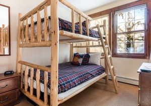 Fantastic Two-Bedroom Condo W/Shared Hot Tub, Private Washer & Dryer, Free WiFi!
