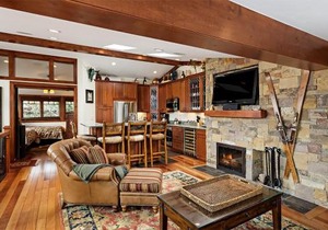 Fasching Haus Unit 5, Deluxe Condo with Great Natural Light & Amazing Location