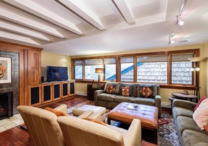 Fasching Haus Unit 9, Deluxe Condo w/A/C in the living area, 2 Blocks to Downtown Aspen