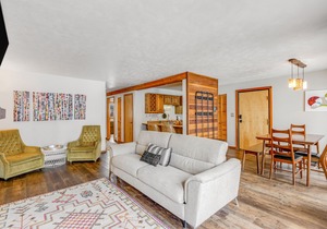 First-floor condo with porch & electric fireplace - close to ski resorts