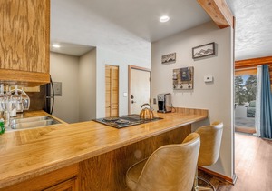 First-floor condo with porch & electric fireplace - close to ski resorts