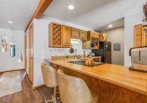 First-floor condo with porch & electric fireplace - close to ski resorts
