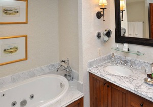 Free Lift tickets! Ski-in, Ski-Out, w/ Game Room, Hot Tubs. Timbers BG